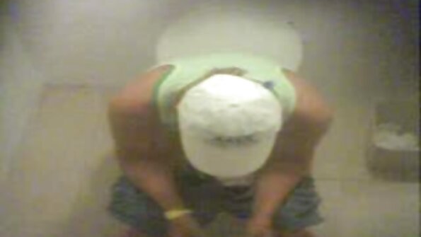 Ruskeaverikkö, jolla on mukava perse ja suloinen pillu, on törmätty