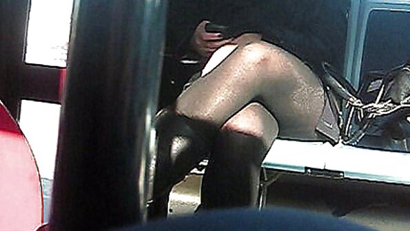 Jätkä, jolla on panda -puku, työntää hihnan kuumaan pieneen lutkaan