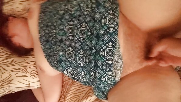 Pullea blondi, jolla on lihava pyöreä perse, imee suuren kukon huulillaan