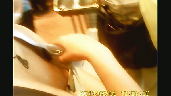 Blondi, jolla on turvonnut nännit isoissa tississään, on hakannut kovaa