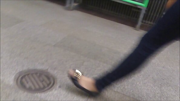 Ruskeaverikkö, jolla on seksikkäät jalat, nuolee miehensä