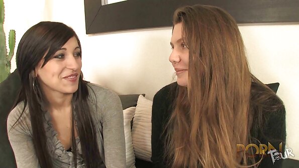 Lutka, jolla on ruskeat hiukset, tekee seksiä lehmityttö -asennossa