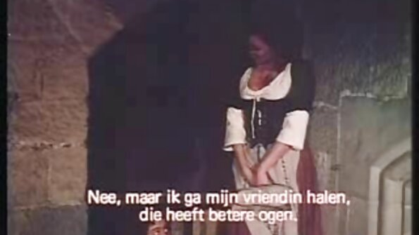 Ruskeaverikkö, jolla on luonnolliset tissit, liikuttaa persettäan kameran edessä