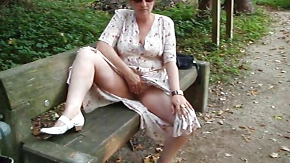 Poikasen saa hänen kusipää nuoleeksi piknikpöydälle