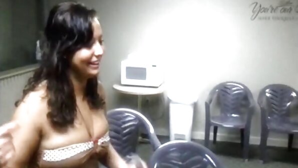 Bimbo on perseestä perseeseen, kun hänen väärennetyt tissit pomppivat