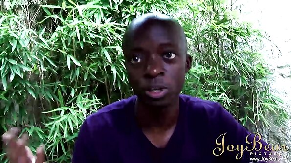 Rintava lutka antaa suihinotto sängyllä täällä