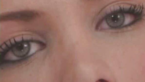 Söpö asia on hierontapöydällä, alasti ja törmääminen