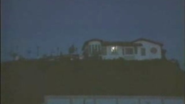 Houkutteleva ruskeaverikkö tipu valkoisissa kannoissa törmää luokkahuoneeseen