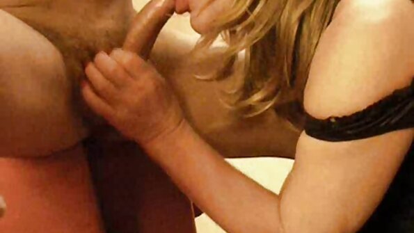 Ruskeaverikkö aasialainen hottie imee munaa julkisessa wc: ssä