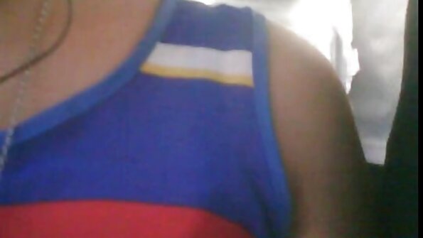 Blondi, jolla on seksikäs perse, saa perseestä auton takaistuimelle