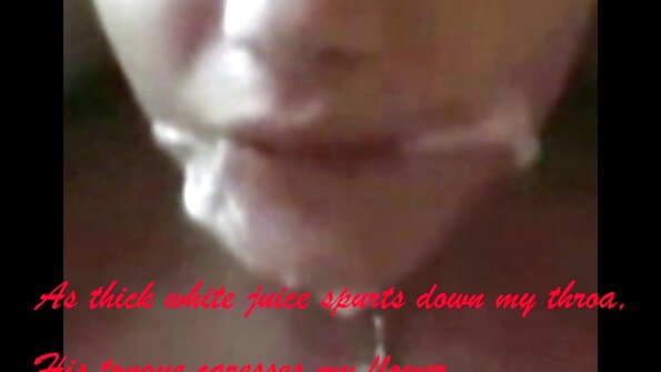 Blondi, jolla on valtavat tissit, saa perseestä sohvalle ja hän on onnellinen