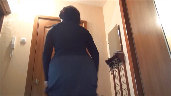 Söpö ja povekas vauva saa cumshot hänen seksikäs siepata