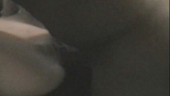 Ruskeaverikkö aasialainen nukke, jolla on isot tissit, haluaa masturboida