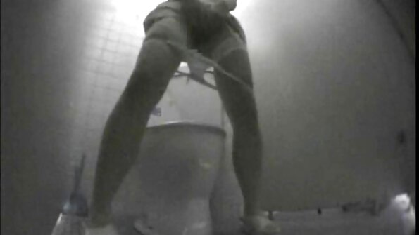 Hämmästyttävä tipu seksikkäissä sukkissa masturboi kameralle