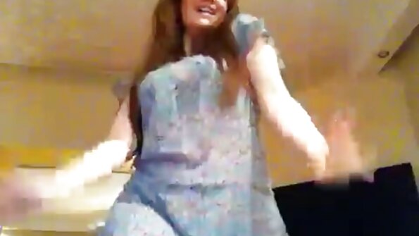 Bimbo -blondi ei pelkää analysoida valtavaa mustaa työkalua