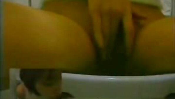 Kameramies kuvaa aasialaista, joka pesee alasti ruumiinsa kylpyhuoneessa