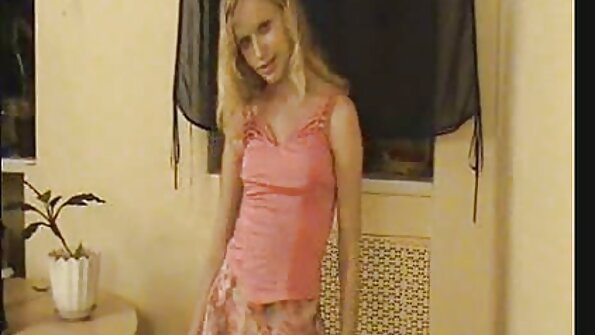 Blondi saa anaali seksiä ja myös suullinen toiminta kolmikko