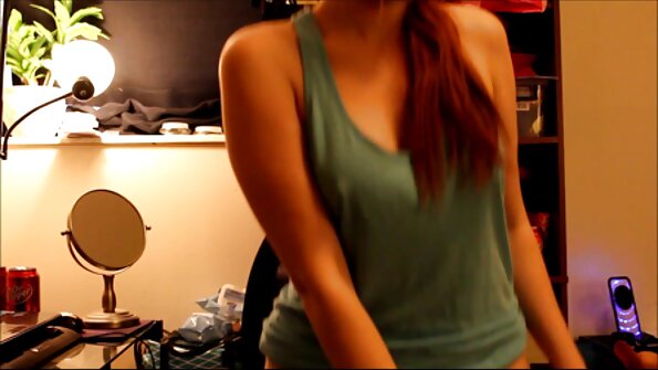 Blondi imee kukkoa ja sitten hän on perseestä cowgirl -asennossa