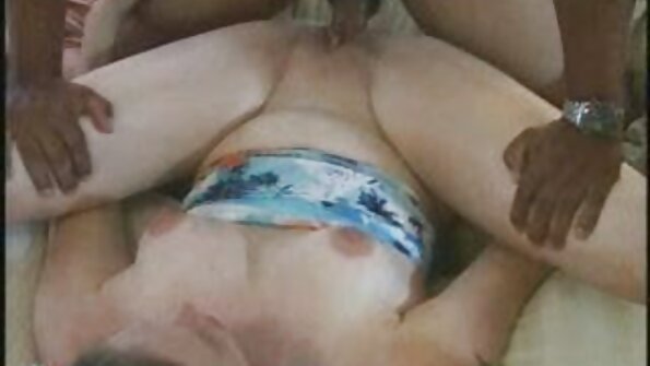 Ruskeaverikkö, joka rakastaa kovaa kukkoa, pääsee tunkeutumaan tähän hienoon videoon