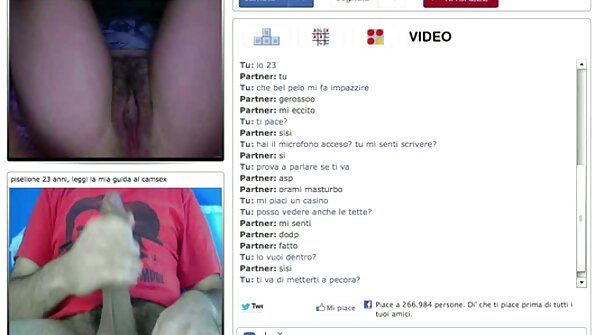 Bimbo jättiläinen perse ja joitakin massiivisia tissit on alasti sängyllä