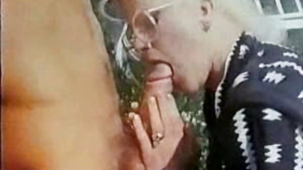 Blondi, joka nauttii anaaliseksistä, saa munaa hänen takanaan