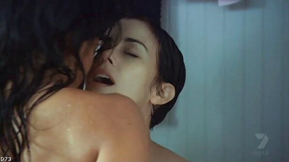 Blondi, jolla on suuret tissit, saa munaa perseeseen ja suuhun