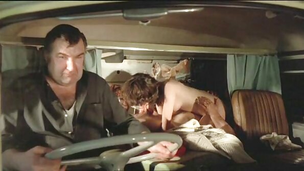 Hämmästyttävät lesbot nauttivat seksistä hierontapöydällä