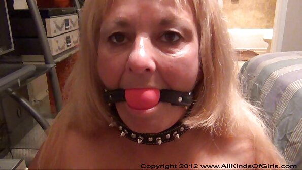 Blondi saa munaa pilluunsa kylpyhuoneessa täällä