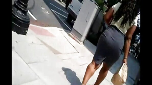 Blondi, jolla on isot luonnolliset tissit, on keittiön tiskillä