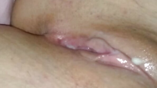 Söpö asia, jolla on lyhyet vaaleat hiukset, saa paljon anaalityötä