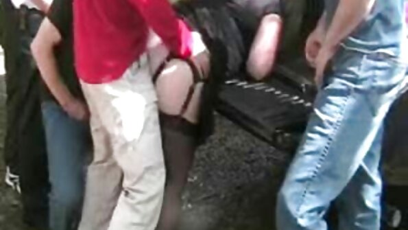 Teini -ikäinen ruskeaverikkö, jolla on hieno perse, saa munaa suuhunsa